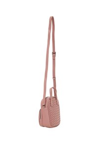 Borsa a tracolla in pelle rosa intrecciata con design slim, tracolla regolabile e compartimento con zip. Texture liscia con accenti sottili.