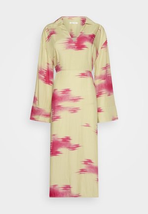 Langärmliges Midikleid mit V-Ausschnitt, breiten Manschetten, beiger Grundfarbe und unregelmäßigen leuchtend rosa Pinselstrichmustern.