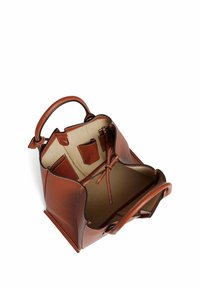 Borsa in pelle marrone con parte superiore arrotondata, tasche interne e foderatura interna chiara. Presenta una chiusura con coulisse e dettagli cuciti.