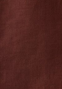 Tissu brun rouge foncé tissé serré avec un fin motif diagonal en twill couvrant uniformément la surface.