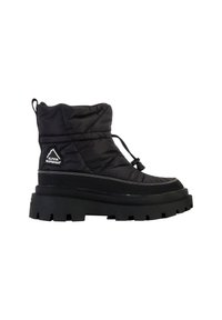 Botín de invierno negro acolchado con un diseño de media caña, suela de goma gruesa y texturizada, cordones elásticos y un destacado detalle de costura.