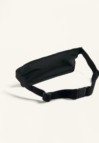 Fekete szövet övtáska állítható pánttal, sima textúrával és egyetlen rekesszel. Műanyag csattal rögzíthető.