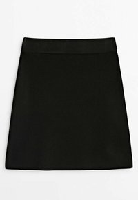 Zwarte A-lijn rok met een gladde, matte textuur, voorzien van een rechte tailleband en een eenvoudige silhouet. Geen zichtbare details of versieringen.