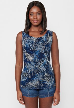 Marineblå tanktop med hvidt og blåt blomstermønster, ærmeløs design, glat stof, rund halsudskæring, parret med denimshorts.
