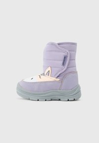 Botas impermeables moradas con un diseño acolchado, que cuentan con una cara de animal sonriente y acentos de orejas en la parte frontal, suela de goma y textura suave.