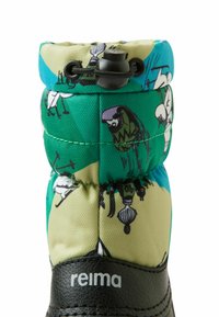 Czarny skórzany but z kolorową cholewką z tkaniny, ozdobioną zielono-niebieskim wzorem kreskówkowym, zapinany na czarne zapięcie z zatrzaskiem.