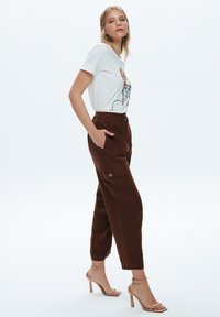 adL HIGH WAIST  - Pantalon classique - brown