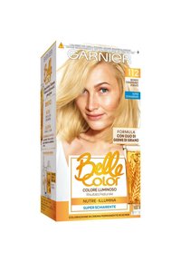 Kit per colorazione dei capelli in una scatola con un modello dai capelli biondi. Il packaging è prevalentemente bianco e arancione, etichettato "Belle Color" con grafica di grano.