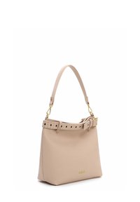 Beežist nahast käekott, millel on struktureeritud kuju, lühike sang ja lai, dekoratiivne vööpannal, millel on välja lõigatud detailid ja kuldsed metallosad.