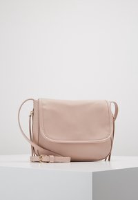 Rosa Leder-Umhängetasche mit Klappenverschluss, verstellbarem Riemen und goldfarbenen Beschlägen. Glatte Textur, einfaches rechteckiges Design.