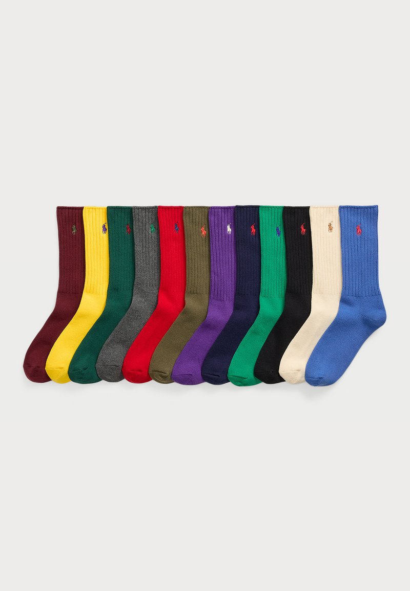Juego de doce calcetines acanalados en varios colores: burdeos, amarillo, verde, gris, rojo, púrpura, negro, verde oscuro, azul y crema, cada uno con un pequeño logotipo.