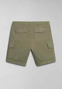 Pantalones cortos de cargo en verde oliva, hechos de tela, con múltiples bolsillos de utilidad y un corte recto con dobladillos cosidos. Sin marcas visibles en la parte trasera.