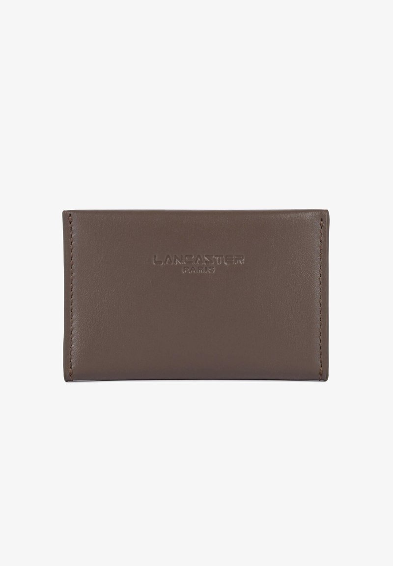 Portefeuille rectangulaire en cuir marron avec le logo embossé "Lancaster Paris" centré sur le devant, bords cousus, sans ouvertures ni compartiments visibles.