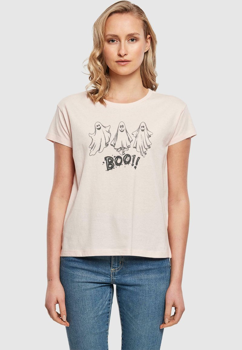 Šviesiai rožinė medvilninė marškinė su apvaliu iškirpimu, trumpomis rankovėmis ir grafika, kurioje pavaizduoti trys vaiduokliai virš juodo teksto "BOO!".