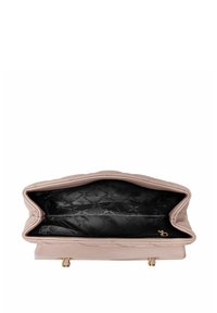 Różowa torebka z ekoskóry w kolorze blush z pikowanym wzorem. Wnętrze wykończone czarnym materiałem z kieszonką na suwak dla lepszej organizacji.