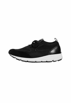 Scarpa sportiva nera con tomaia in maglia, punte in camoscio, dettagli in pelle e suola bianca imbottita con grip testurizzato.