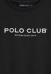 Svart t-shirt i bomull med rundad halsringning, med vit broderad text: "POLO CLUB" och "ETABLERAD 2012."