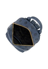 Zaino in faux pelle blu con motivi in rilievo. Chiusura con zip dorata e fodera in tessuto scuro. Due manici superiori e spallacci regolabili.