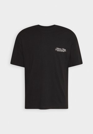 Sort t-shirt med korte ærmer med lille hvid tekst "Nineteen Ninety SPORTS & LEISURE GOODS ORIGINALS SINCE 1990" på venstre bryst foran.