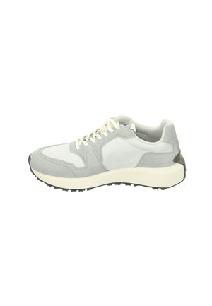 Helle graue Sportschuh mit einer Mischung aus strukturiertem Wildleder und glattem Stoff. Verfügt über weiße Schnürsenkel, eine gepolsterte Sohle und eine strapazierfähige schwarze Laufsohle.
