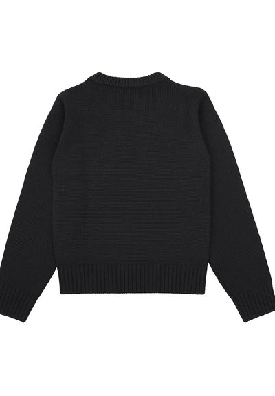 Maglione nero a maglia con collo rotondo e polsini e orlo a coste. Il retro ha una consistenza liscia e cuciture uniformi.