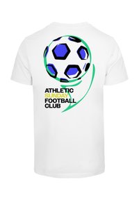 Bílý bavlněný tričko s grafikou černého a modrého šestiúhelníkového fotbalového míče, se zelenými akcenty a textem "ATHLETIC SUNDAY FOOTBALL CLUB".