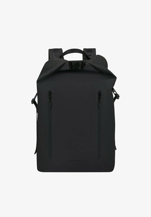 Schwarzer Rolltop-Rucksack mit zwei vertikalen Reißverschlusstaschen, verstellbaren Trägern und einem stabilen Griff. Hergestellt aus strapazierfähigem, wasserabweisendem Material.