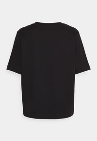 T-shirt noir uni à manches courtes montré de dos sur un fond blanc.