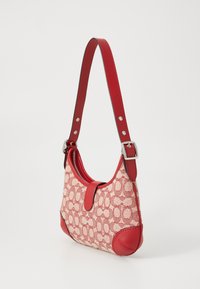 Borsa a tracolla rossa con corpo in tessuto a pattern testurizzato, dettagli in pelle rossa liscia, accessori in metallo argentato e forma curvata.