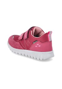 Chaussure de sport rose en mesh et daim, dotée d'une bride auto-agrippante, d'une surface texturée, d'une semelle en caoutchouc blanche et d'accents réfléchissants.