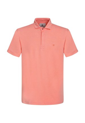 Koszulka polo w kolorze koralowym, wykonana z fakturowanej tkaniny. Posiada dwuknopową listwę oraz małe logo na klatce piersiowej. Krótkie rękawy.
