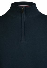 Marineblaue Strickpullover mit hohem Kragen und halbem Reißverschluss. Besitzt eine gerippte Textur entlang des Kragens und der Reißverschlussstelle.
