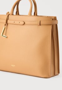 Τσάντα tote σε καφέ δέρμα με δομημένο σχέδιο, επάνω χειρολαβές, πλαϊνά πτερύγια και μεταλλικά στοιχεία χρυσού τόνου, με λογότυπο και διακοσμητικό μπρελόκ.