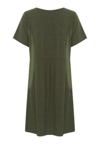Vestido de manga corta en verde oliva con escote redondo, textura sutil, bolsillos de parche y una forma A relajada con la parte trasera fruncida.