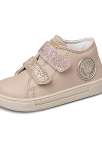 Sneaker in pelle beige con due cinturini in velcro scintillanti rosa e oro, patch rotondo del logo e suola in gomma testurizzata.