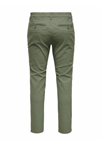 Pantalon en coton vert olive avec une coupe slim, doté de deux poches arrière avec des fermetures à bouton et d'une coupe droite.