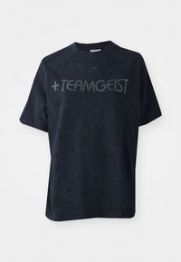 Zwarte korte mouwen t-shirt gemaakt van zachte stof, met een gestructureerd patroon en versierd met rhinestones die " +TEAMGEIST " spellen.