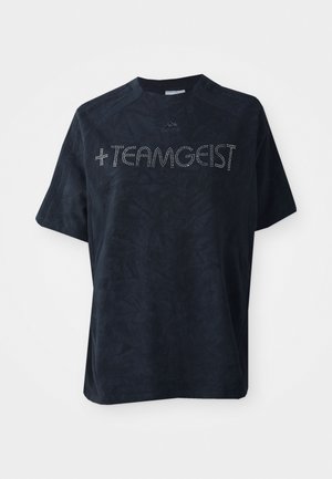 Melnas īsām piedurknēm T-krekls, kas izgatavots no mīksta auduma, ar teksturētu rakstu un rotāts ar rhinestones, kas veido vārdu "+TEAMGEIST."