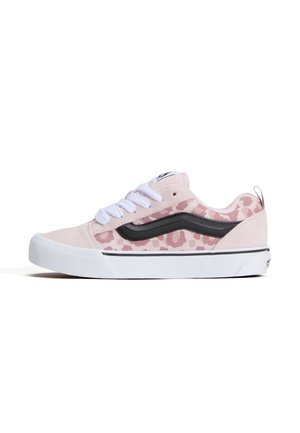 Niskie sneakersy z różowym i beżowym nadrukiem w panterkę, białymi sznurowadłami, czarnym paskiem po boku i grubą białą gumową podeszwą.