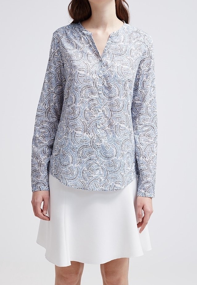 Langärmlige Bluse mit Knopfleiste in Hellblau mit geometrischem Muster, V-Ausschnitt und strukturierter Stoffqualität.