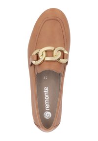 Scarpa slip-on in pelle marrone con punta arrotondata, caratterizzata da un'accoppiatura in catena dorata sulla parte superiore. Soletta testurizzata con il nome del marchio "remonte."