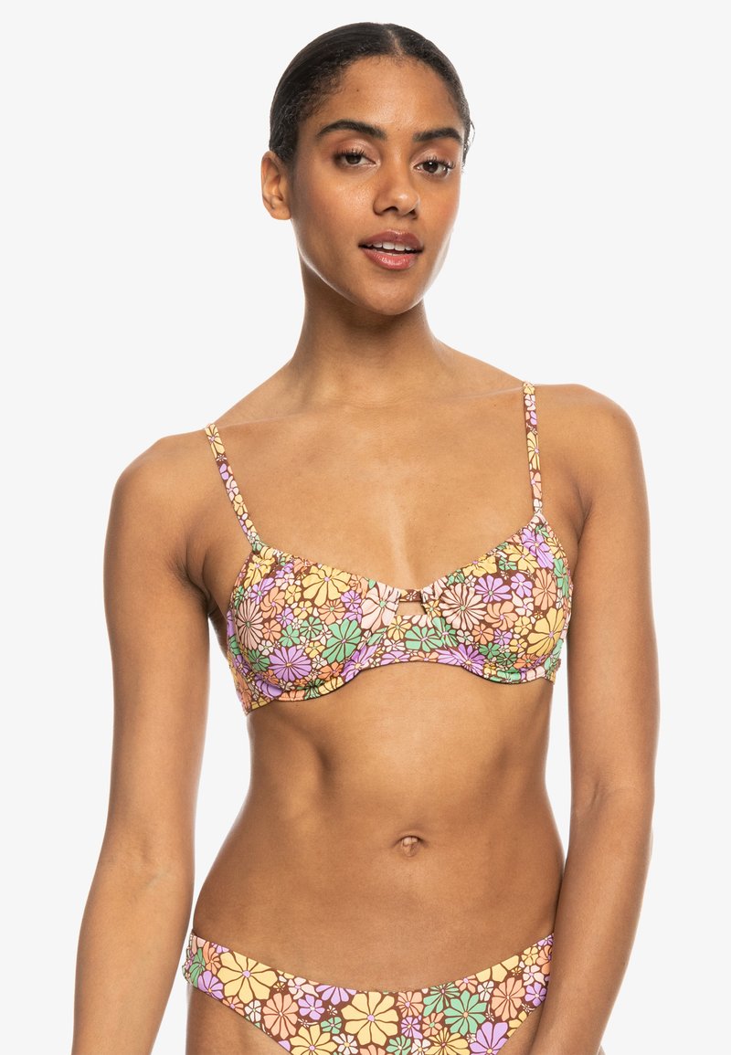 Top de bikini con estampado y tirantes finos; presenta un diseño floral multicolor sobre un fondo claro. Tejido suave y elástico con un ligero brillo.