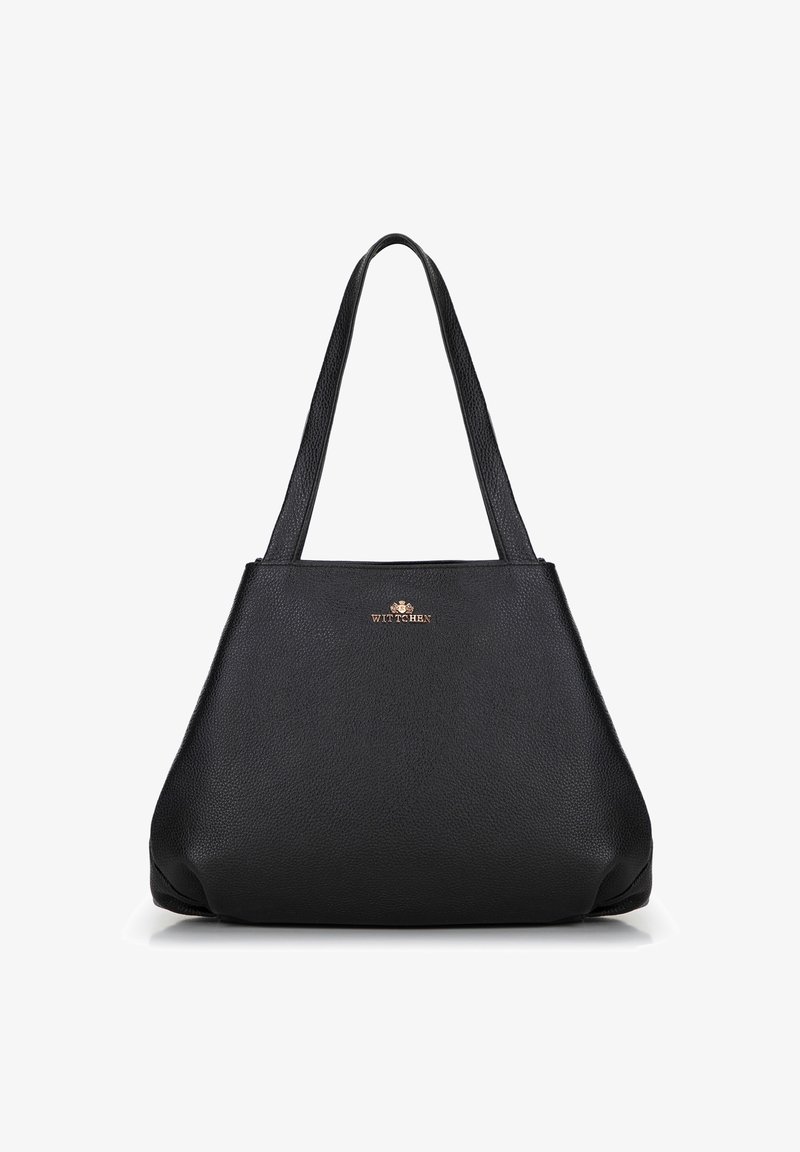 Zwarte leren tote bag met een gestructureerde afwerking, twee schouderbanden en een gouden logo-accent aan de voorkant. Uitlopende silhouet.