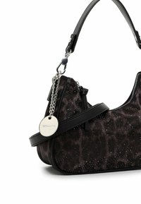 Must tekstureeritud käekott, millel on sile, veidi läikiv pind, läikivad aktsendid, kettdetail ja logomärk.