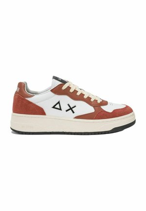 Sneaker bianca e marrone con superfici in pelle scamosciata e pelle, caratterizzata da accenti logotipo geometrici neri, lacci crema e suola in gomma.