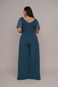 Türaun-blaues Overall mit V-Ausschnitt, durchsichtigen kurzen Ärmeln und weitem Bein. Glatte Textur mit einem verdeckten Reißverschluss auf der Rückseite.