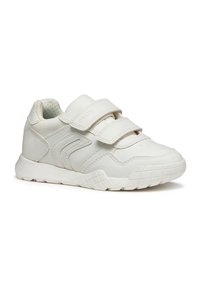 Scarpa atletica bianca con parte superiore in materiale sintetico, due cinturini in Velcro, suola testurizzata e accenti geometrici sui lati. Design leggero.