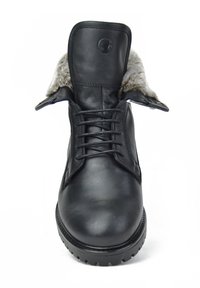 Botas de cuero negro con punta redonda, con un puño de piel sintética, cordones en la parte delantera y suela de goma con textura para un mejor agarre.