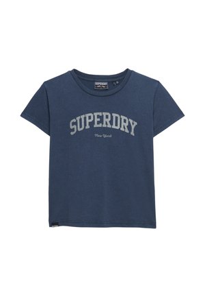 Granatowy t-shirt z krótkim rękawem z nadrukiem "SUPERDRY" i "New York" w jasnoszarym kolorze na wysokości klatki piersiowej.