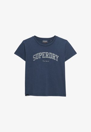 Granatowy t-shirt z krótkim rękawem z nadrukiem "SUPERDRY" i "New York" w jasnoszarym kolorze na wysokości klatki piersiowej.